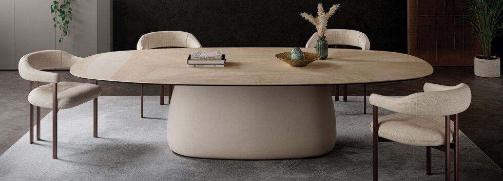 Eleganter Essbereich mit großem ovalen Tisch, gepolsterten Stühlen und modernen Glas-Pendelleuchten vor dunkler Wand