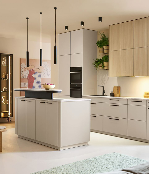 Helle Designküche mit Kochinsel, Hängelampen, Holzoberschränken und integrierten Pflanzen in wohnlicher Atmosphäre