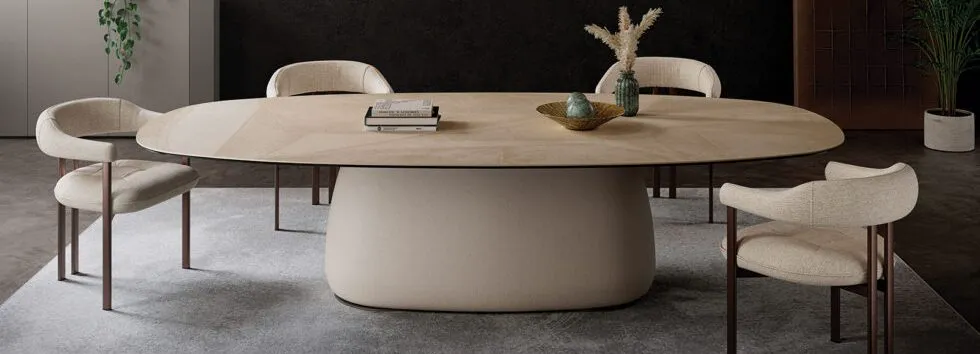 Eleganter ovaler Esstisch mit gepolsterten Lounge-Stuehlen in modernem Ambiente auf Mallorca