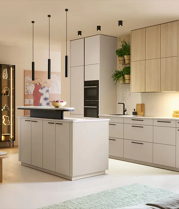 Helle Designkueche mit Kochinsel, Holzoberschraenken und Pendelleuchten auf Mallorca