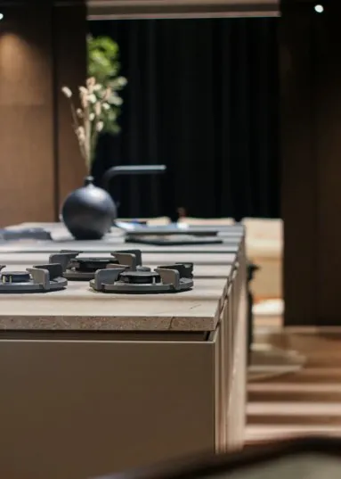 Designer-Gaskochfeld mit Steinplatte in einer Luxuskueche auf Mallorca – Luxe Espacios