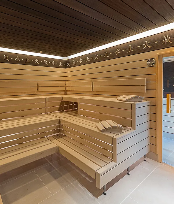 Finnische Sauna mit hellen Holzbaenken und stimmungsvoller LED-Beleuchtung auf Mallorca