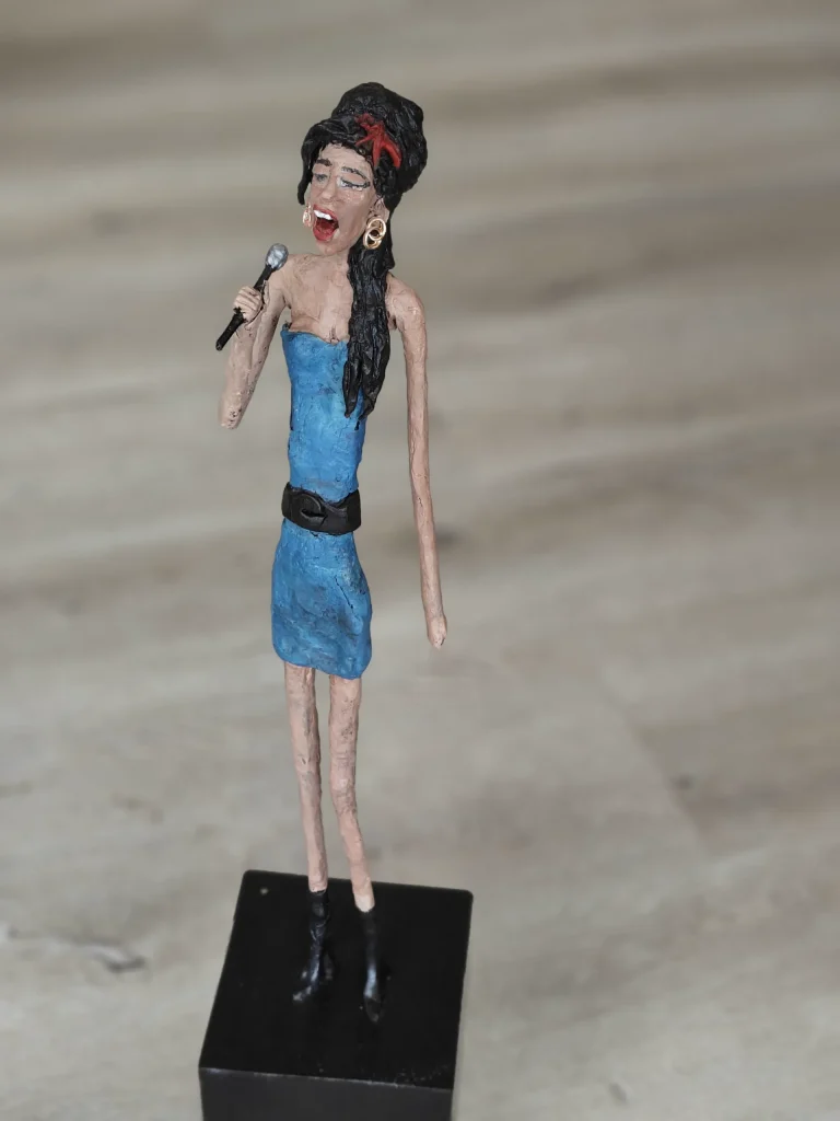 Amy-Winehouse-Skulptur singend im blauen Kleid mit Mikrofon – Regine Kielmann, Mallorca