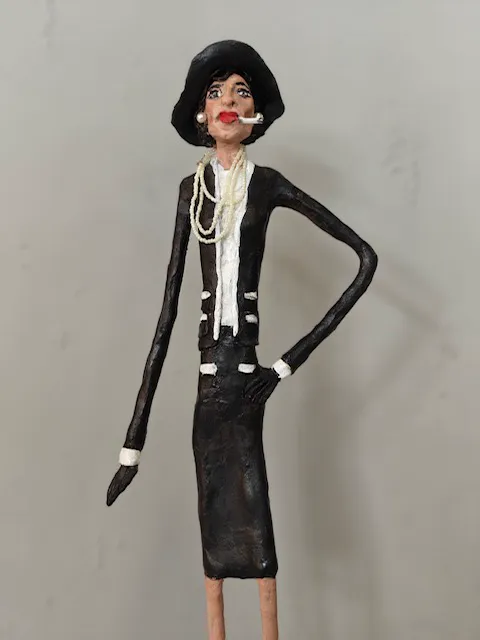 Handgefertigte Coco-Chanel-Skulptur im schwarzen Kostuem mit Perlenkette – Regine Kielmann, Mallorca