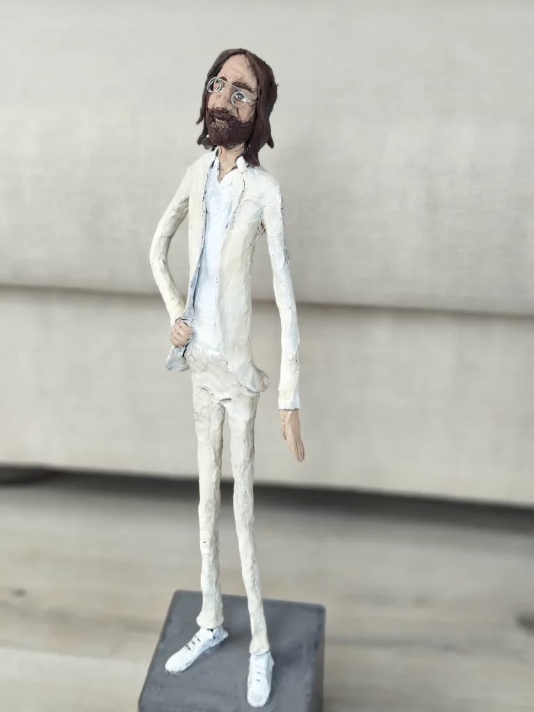 John-Lennon-Skulptur im weissen Anzug mit runder Brille – Regine Kielmann, Mallorca