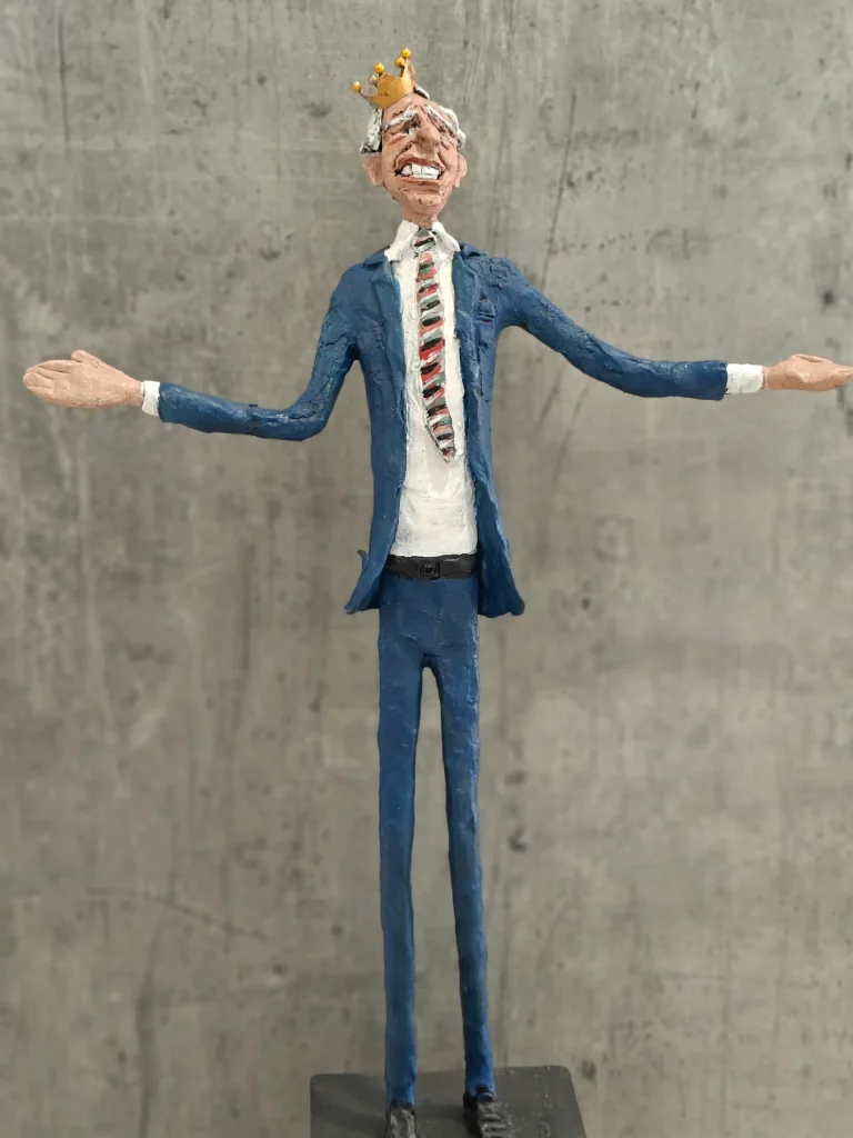 King-Charles-Skulptur im blauen Anzug mit Krone und ausgebreiteten Armen – Regine Kielmann, Mallorca