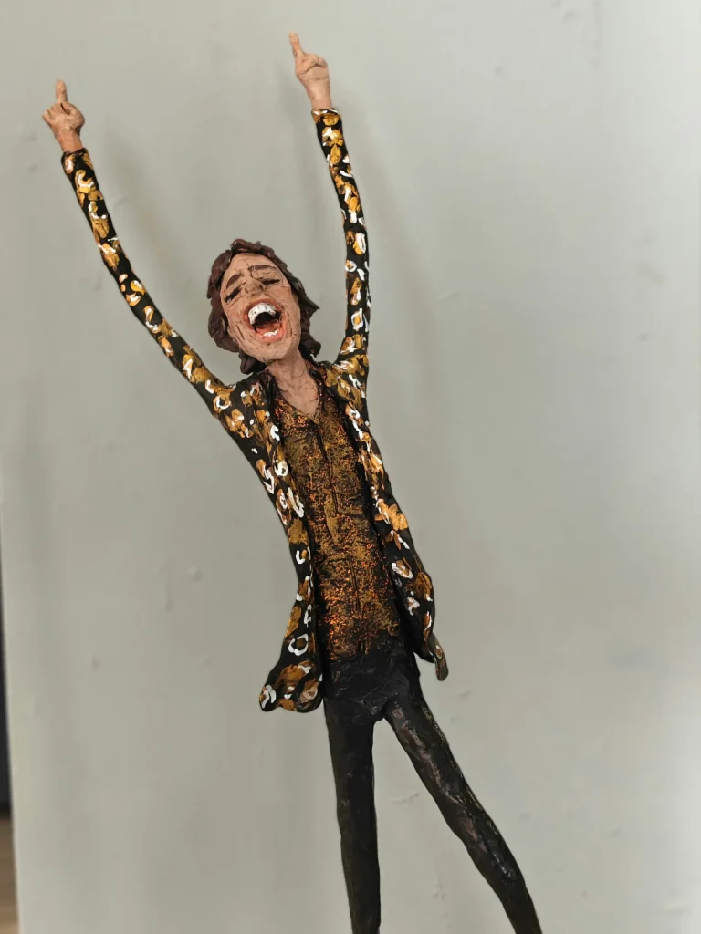 Mick-Jagger-Skulptur in Leoparden-Jacke mit erhobenen Armen – Regine Kielmann, Mallorca