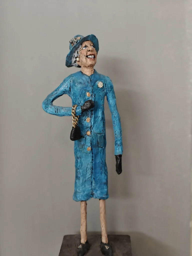 Queen-Elizabeth-Skulptur im blauen Mantelkleid mit Hut und Handtasche – Regine Kielmann, Mallorca