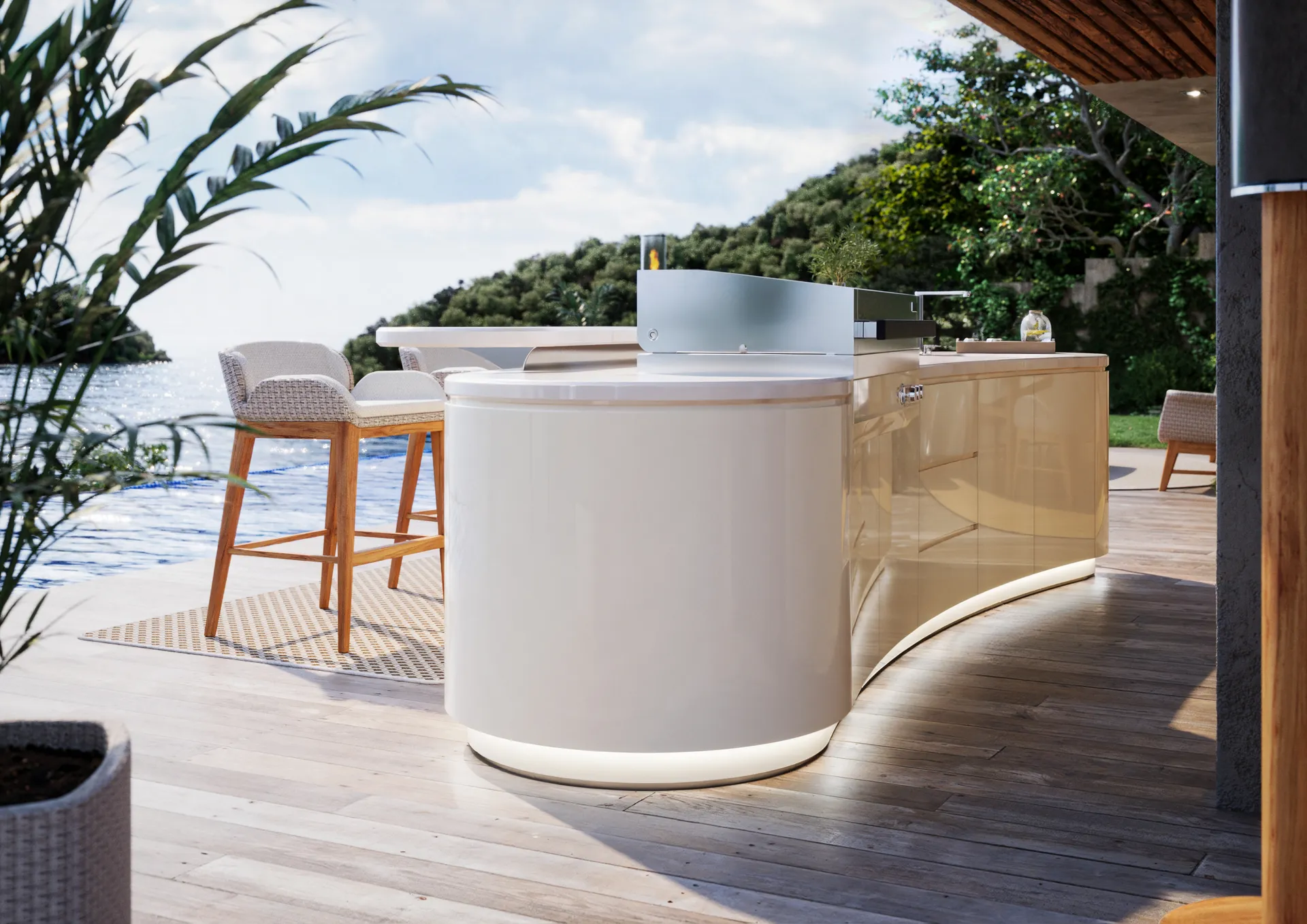 Moderne Outdoor-Küche mit orangefarbenen Fronten, Grill und großem Esstisch im grünen Garten auf Mallorca